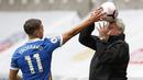 Gelandang Brighton, Leandro Trossard, saat mengambil bola dari pelatih Newcastle United, Steve Bruce, pada pertandingan Liga Inggris di St James' Park pada 22 September 2020. (AFP/Lee Smith/pool)
