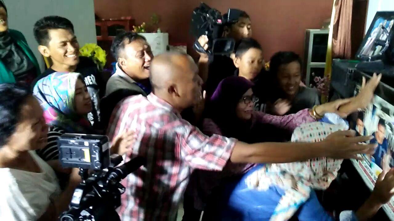 Anaknya Bebas, Keluarga Korban Sandera Abu Sayyaf Peluk Televisi