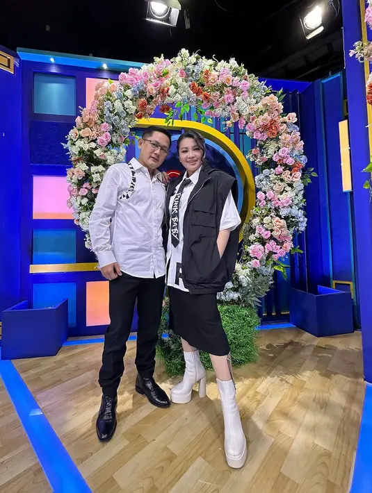 Fitri Carlina menambahkan, saat sang suami melintasi rutenya, di bawah banyak roket beterbangan. [Instagram/fitricarlina]