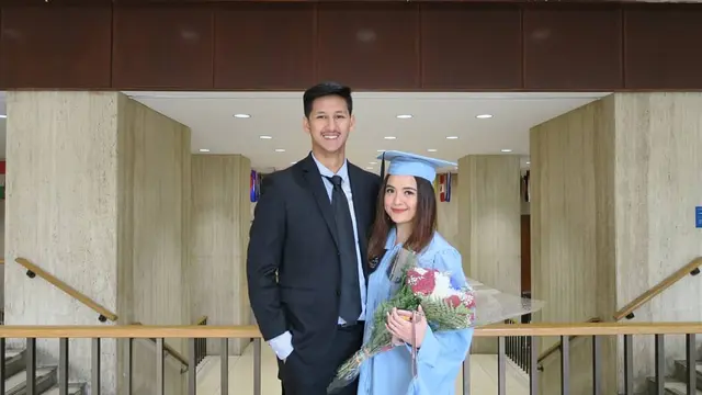 Potret 6 Artis Wanita Didampingi Pasangan saat Wisuda, Bahagia Berlipat