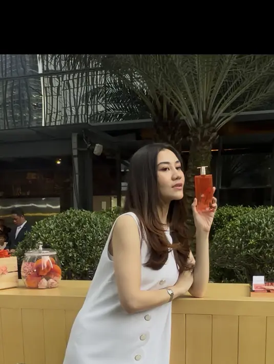 Aaliyah Massaid tampil minimalis dengan sleeveless dress berkancing dan flat shoes Gucci