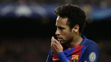 Neymar menangis di lapangan usai Barcelona disingkirkan Juventus pada perempat final Liga Champions di Camp Nou, Kamis (20/4/2017) dinihari WIB. (AP Photo/Emilio Morenatti)