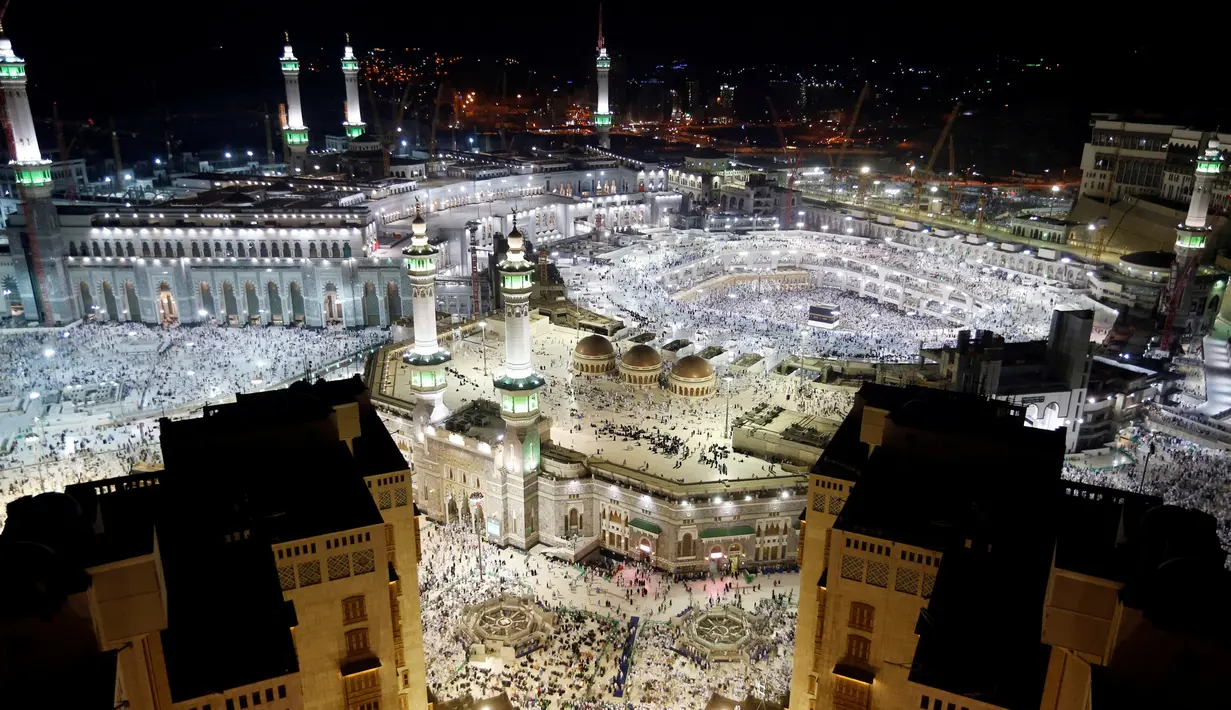 Pandangan udara saat jutaan jemaah haji memadati Masjidil Haram, Makkah, Sabtu (10/9). Sebelum Wukuf di Arafah, jemaah haji mulai memadati Masjidil Haram untuk Tawaf Qudum dan membaca niat haji. (REUTERS/Ahmed Jadallah)