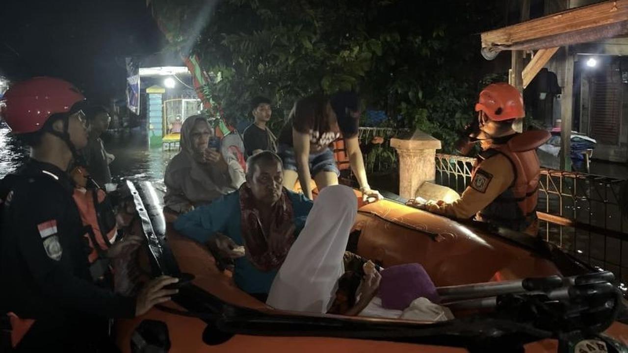 Tim SAR Berhasil Evakuasi Ibu dan Balita Terjebak Banjir Martapura Kalsel