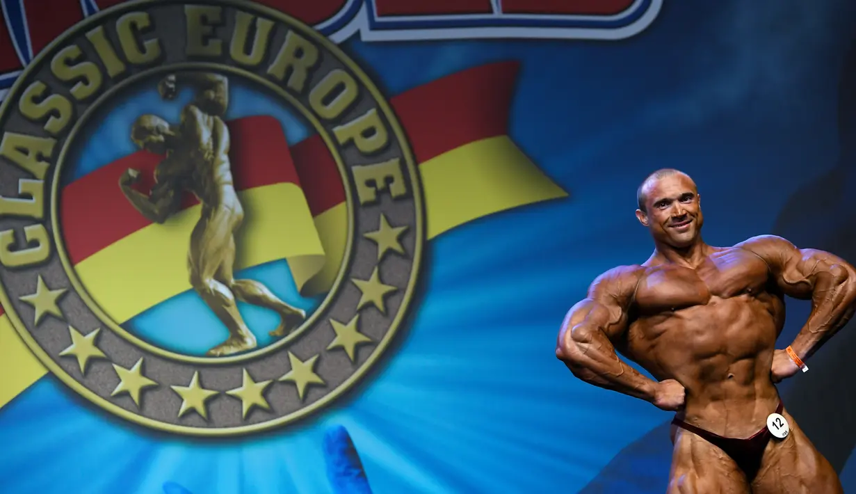 Binaraga dari Belarusia, Ilya Lukovets memamerkan otot di depan juri pada kontes Arnold Classic Europe 2019 di Barcelona, Sabtu (21/9/2019). Arnold Classic Europe merupakan kompetisi body builder yang akan berlangsung dari 20 hingga 22 September. (Photo by LLUIS GENE / AFP)