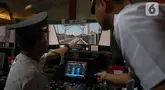 Pengunjung mencoba simulator LRT Jakarta pada Jakarta Fair atau Jakarta Fair 2024 di Jakarta International Expo Kemayoran (JIEXPO) Jakarta, Rabu (12/6/2024).  (Liputan6.com/Herman Zakharia)