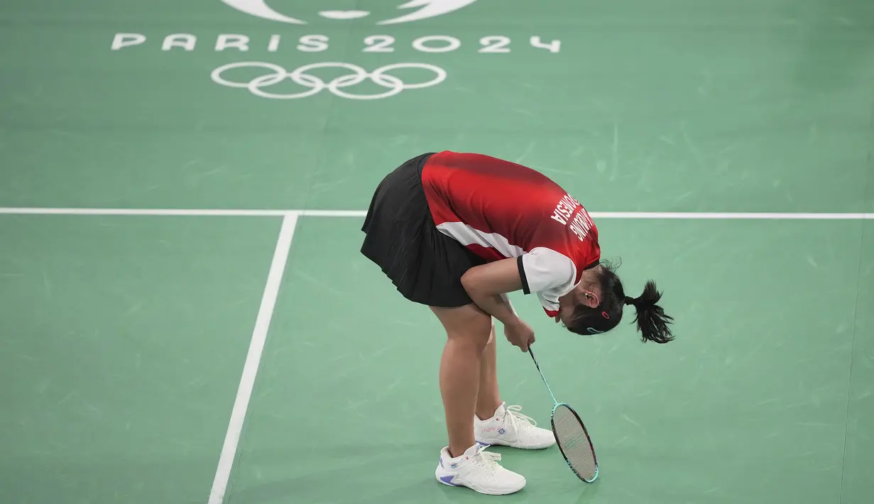 Selebrasi tunggal putri Indonesia, Gregoria Mariska Tunjung setelah mengalahkan lawannya, wakil Korea Selatan Kim Ga-eun pada laga 16 besar nomor tunggal putri cabor bulu tangkis Olimpiade Paris 2024 di Porte de la Chapelle Arena, Paris, Kamis (1/8/2024). Gregoria Mariska Tunjung menang dalam tiga set (21-4, 8-21 dan 23-21) untuk melaju ke perempatfinal. (AP Photo/Dita Alangkara)