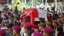 Anggota Pasukan Paspampres membawa jenazah Presiden ke-3 RI Bacharuddin Jusuf Habibie saat prosesi penyerahan jenazah kepada negara di Patra Kuningan, Jakarta, Kamis (12/9/2019). Jenazah BJ Habibie diberangkatkan ke Taman Makam Pahlawan Kalibata untuk dimakamkan. (Liputan6.com/Immanuel Antonius)