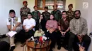 Istri penyidik Komisi Pemberantasan Korupsi (KPK) Novel Baswedan, Rina Emilda (baris pertama ketiga dari kiri) di dampingi Kuasa Hukum dan Kontras memberikan keterangan pers di Jakarta, Senin (28/8). (Liputan6.com/Johan Tallo)