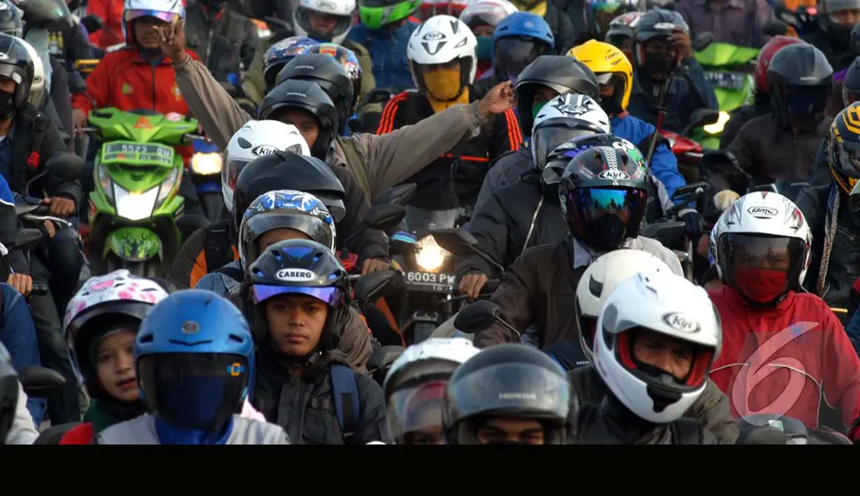 Seorang pemudik terlihat meregangkan tangannya ditengah-tengah kepadatan arus mudik di Karawang, Jawa Barat, Sabtu (26/7/2014) (Liputan6.com/Miftahul Hayat) 
