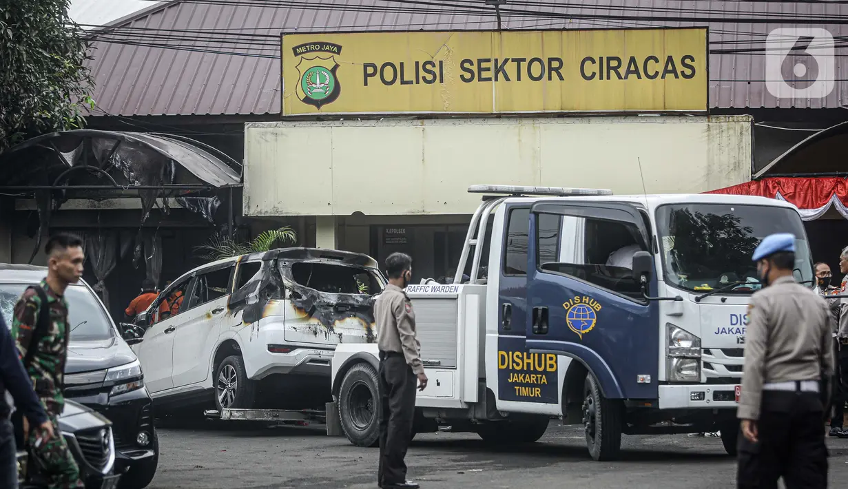 Suasana pascapenyerangan di Polsek Ciracas, Jakarta, Sabtu (29/8/2020). Polsek Ciracas  diserang oleh sejumlah orang tak dikenal pada Sabtu (29/8) dini hari. (Liputan6.com/Faizal Fanani)