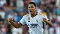 Pemain Real Madrid Jude Bellingham melakukan selebrasi usai mencetak gol ke gawang Barcelona pada pertandingan sepak bola Liga Spanyol di Stadion Olimpiade, Barcelona, Spanyol, Sabtu (28/10/2023). Real Madrid menang 2-1 atas Barcelona. (AP Photo/Joan Monfort)
