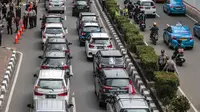 Kendaraan melintas dekat mobil pengemudi online yang menutup jalur lambat saat demonstrasi di kantor pusat Grab kawasan Kuningan, Jakarta, Senin (29/10). Aksi tersebut menyebabkan kemacaten dari arah Mampang menuju Menteng. (Liputan6.com/Faizal Fanani)