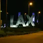 The LAX Gateway Kinetic Light Pylons menyala biru di dekat Bandara Internasional Los Angeles, Amerika Serikat, Jumat (10/4/2020). Balai Kota dan beberapa landmark Los Angeles menyala biru untuk menunjukkan dukungan kepada petugas medis mengahadapi virus corona COVID-19. (AP Photo/Mark J. Terrill)