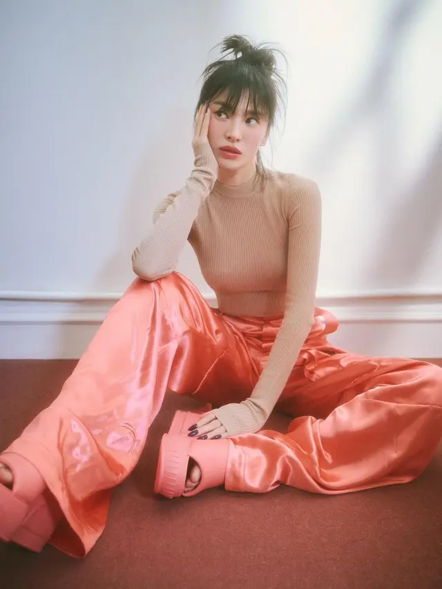 Adu Gaya Luna Maya dan Song Hye Kyo dengan Rambut Berponi Saat OOTD