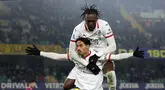 Pemain AC Milan, Tijjani Reijnders melakukan selebrasi setelah mencetak gol kemenangan untuk timnya ke gawang Hellas Verona pada laga lanjutan Liga Italia 2024/2025 di Marcantonio Bentegodi, Verona, Italia, Sabtu (21/12/2024) awal hari WIB. (AP Photo/LaPresse/Paola Garbuio)