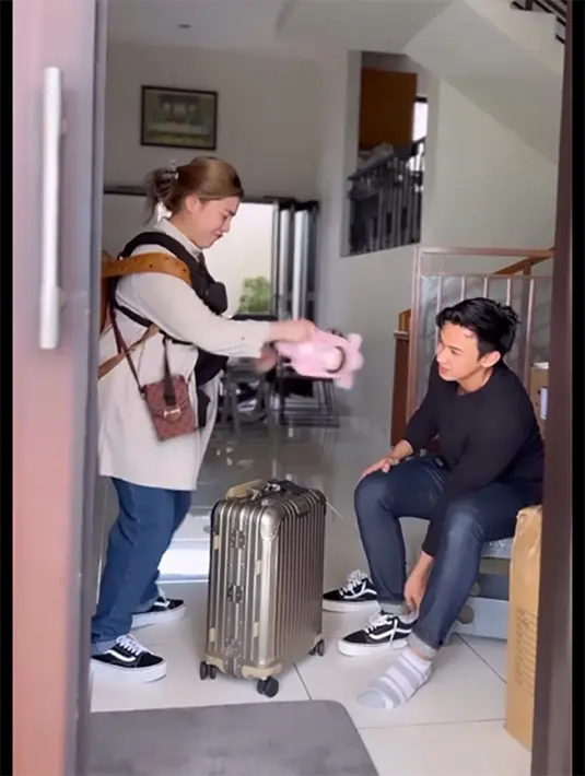 "Harus nya berangkat ber 7, tapi jadinya cuma 2 + 2 alias aku hito, @graziellabible_ dan @zefanyagraneth_ aja," tulis artis yang juga pengusaha dua anak ini. [Instagram/felicyangelista_]