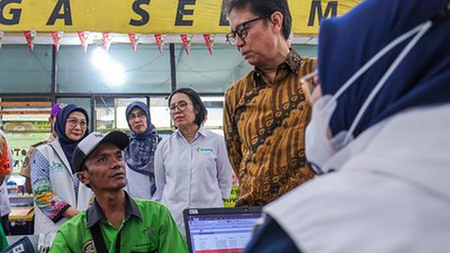 Menteri Kesehatan Budi Gunadi Sadikin saat meninjau pemeriksaan kesehatan di Terminal Kampung Rambutan pada Kamis, 27 Maret 2025. (Dok Kemenkes RI)