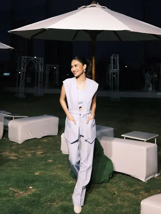 Azizah Salsha kenakan all lilac sebagai outfit ngantor yang manis. Ia padukan croptop dengan vest bertali dan celana panjang [@azizahsalsha_]