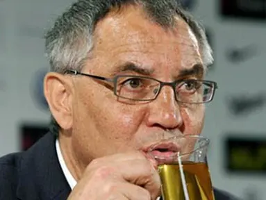 Wolfsburg's coach Felix Magath drinks a glass of tea at a press conference after the German first division Bundesliga football match VfL Wolfsburg vs TSG 1899 Hoffenheim on May 2, 2009. AFP PHOTO DDP/RONNY HARTMANN
