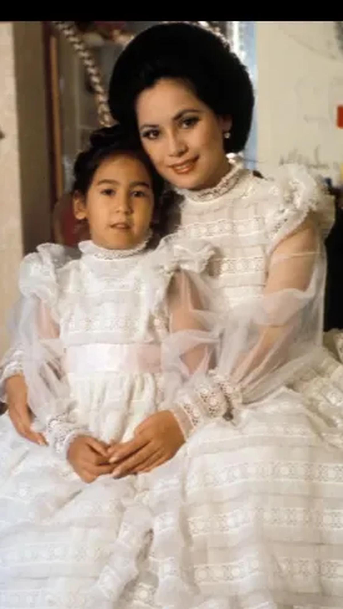 Dari pernikahannya dengan Soekarno, Dewi memperoleh satu orang putri cantik. Sang putri semata wayang lantas diberi nama bernama Kartika Sari Dewi Soekarno.<br>