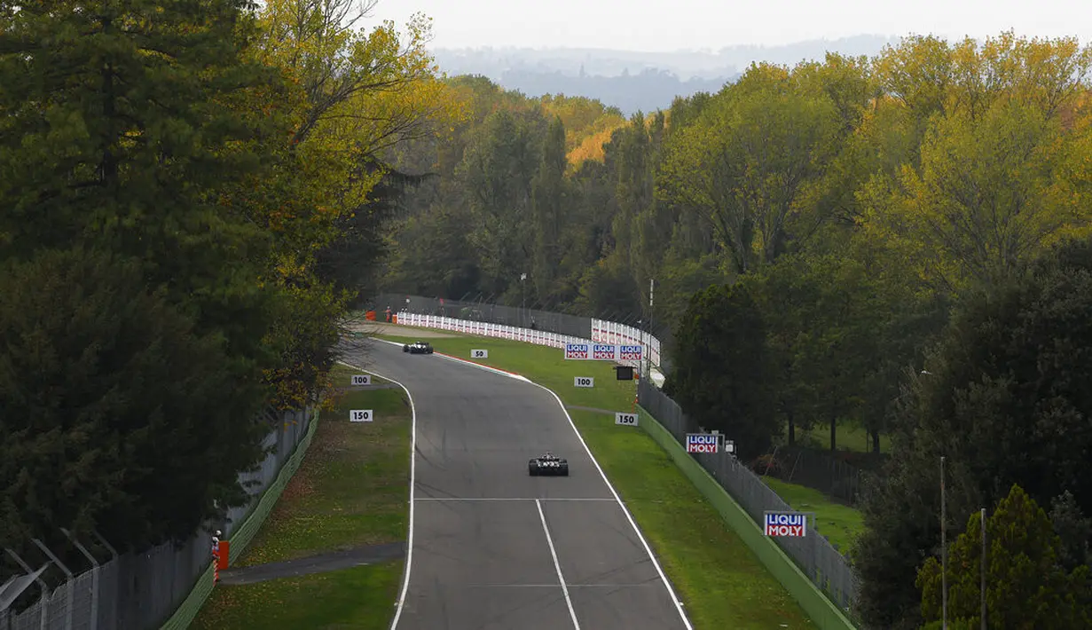 Pembalap Mercedes Lewis Hamilton (terbawah) mengemudikan mobilnya pada F1 GP Emilia Romagna di arena balap Enzo dan Dino Ferrari, Imola, Italia, Minggu (1/11/2020). Lewis Hamilton keluar sebagai juara F1 GP Emilia Romagna 2020. (Rudy Carezzevoli, Pool via AP )