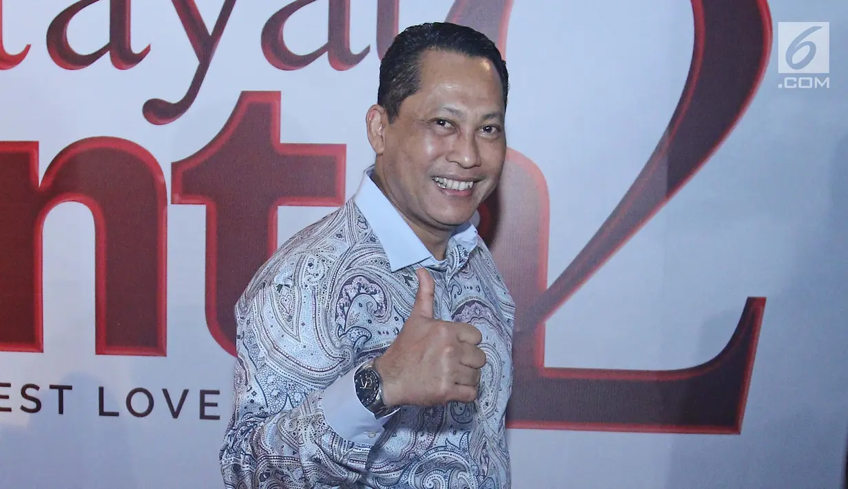 Kepala Badan Narkotika Nasional (BNN), Budi Waseso berpose untuk difoto saat menghadiri gala premiere film Ayat Ayat Cinta 2 di Jakarta, Kamis (07/12). (Liputan6.com/Herman Zakharia)