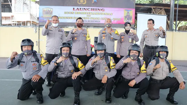 Bhabinkamtibmas di Kebumen, Jawa Tengah mengenakan akesesoris mirip 'Pak Bhabin' yang viral dari Purworejo. (Foto: Liputan6.com/Humas Polres Kebumen)