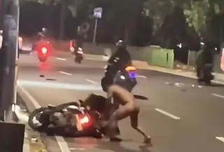 Seorang pria dalam kondisi mabuk dan tanpa mengenakan pakaian mengamuk di Jalan Lenteng Agung, Jagakarsa, Jakarta Selatan. (Foto: Tangkapan Layar Sosmed)