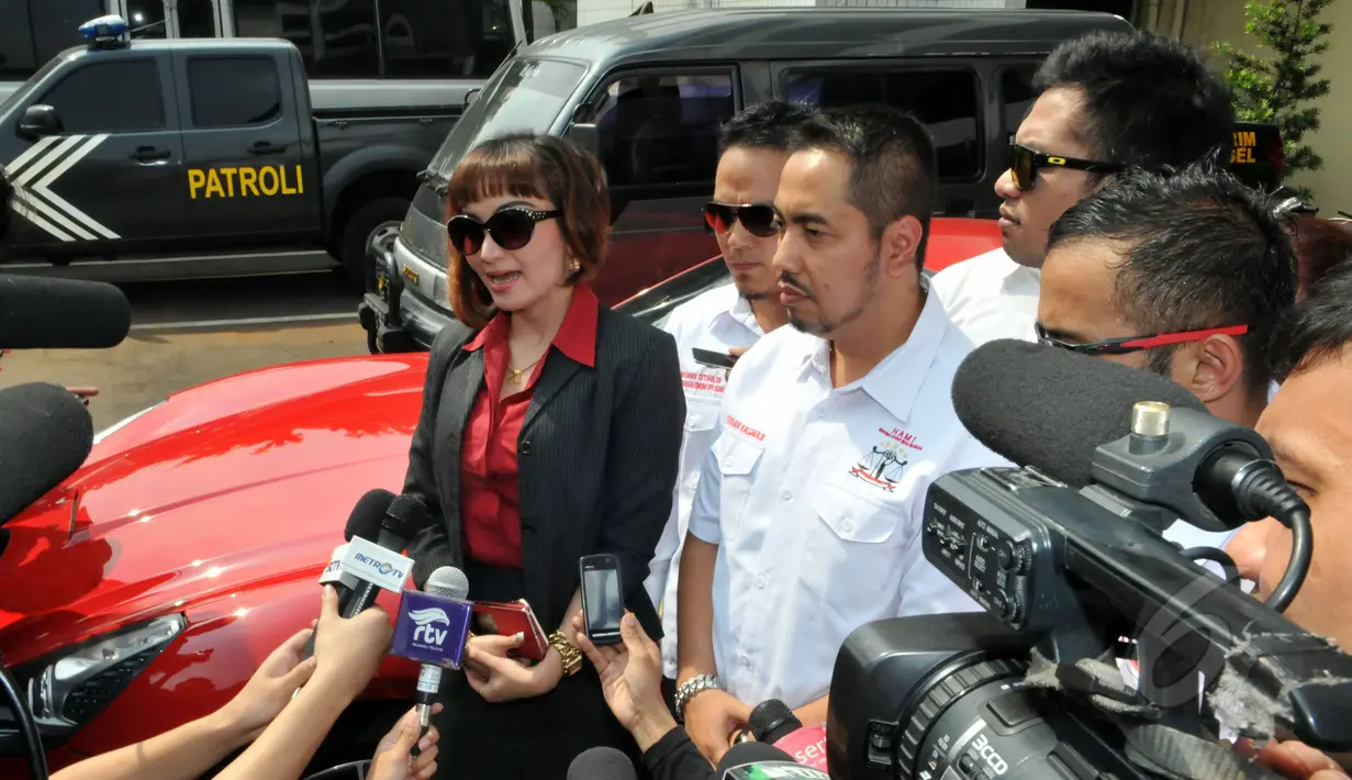 Roro Fitria didampingi kuasa hukumnya, Sunan Kalijaga, memberi keterangan kepada awak media saat tiba di Polres Jakarta Selatan, Senin (18/5/2015). (Liputan6.com/Panji Diksana)