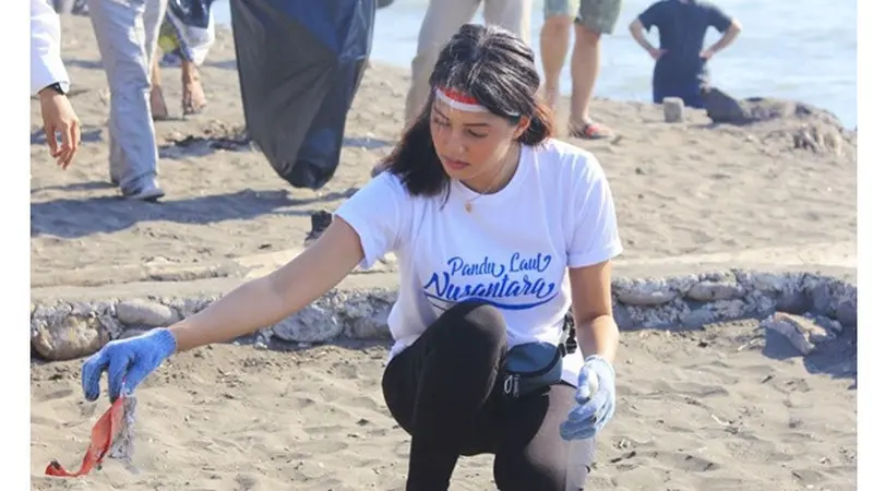 6 Momen Aurelie Ikut Bersihkan Pantai di Hari Kemerdekaan, Jadi Panutan