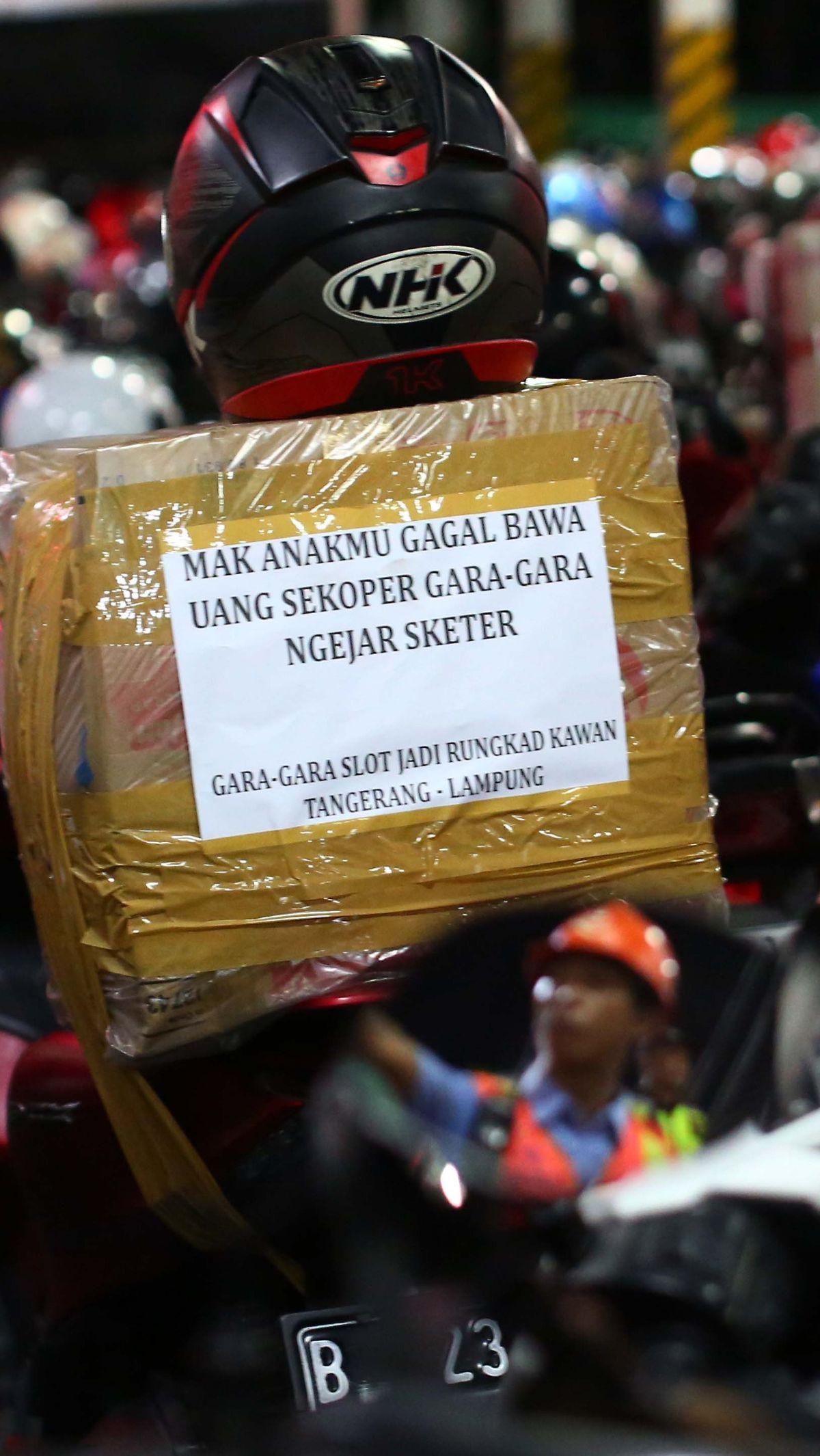 Curhatan pemudik yang gagal bawa uang sekoper gara-gara judi online.&nbsp;Liputan6.com/Angga Yuniar