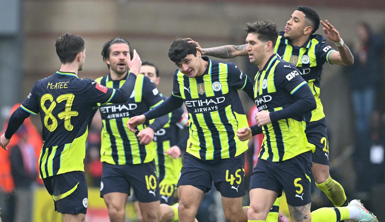 Manchester City sukses mengandaskan Leyton Orient dengan skor tipis 2-1 dalam laga putaran keempat FA Cup 2024/2025 yang dihelat di Brisbane Road, London, Sabtu (8/2/2025) malam WIB. (AFP/Justin Tallis)