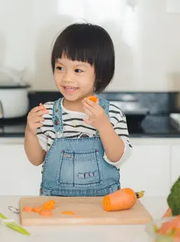 ilustrasi anak makan sayur/copyright By Makistock from Shutterstock