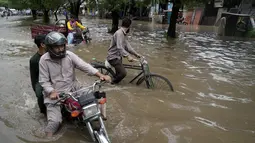 Hujan deras telah menyebabkan jalan-jalan di Lahore, Pakistan terendam banjir, menyebabkan ketidaknyamanan bagi para komuter. (AP Photo/K.M. Chaudary)