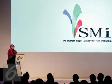 Direktur Utama PT Sarana Multi Infrastruktur (Persero) Emma Sri Martini memberi sambutan pada perayaan 'Sewindu PT SMI - Hari Bakti untuk Negeri' di Jakarta, Rabu (22/3). PT SMI merayakan hari jadinya yang ke-8 alias sewindu. (Liputan6.com/Faizal Fanani)