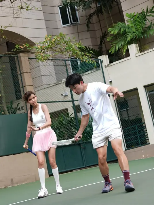 Dalam salah satu penampilan, Sabrina memilih tank top putih yang dipadukan dengan rok tutu pink pastel dan kaus kaki panjang putih.