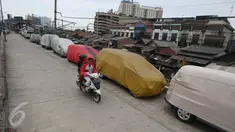 Deretan mobil parkir di jalur inspeksi Kanal Banjir Barat, Jakarta, Senin (6/3). Keterbatasan lahan menyebabkan pemilik kendaraan memarkirkan kendaraannya di tempat tersebut, meskipun telah terpampang larangan parkir. (Liputan6.com/Immanuel Antonius)