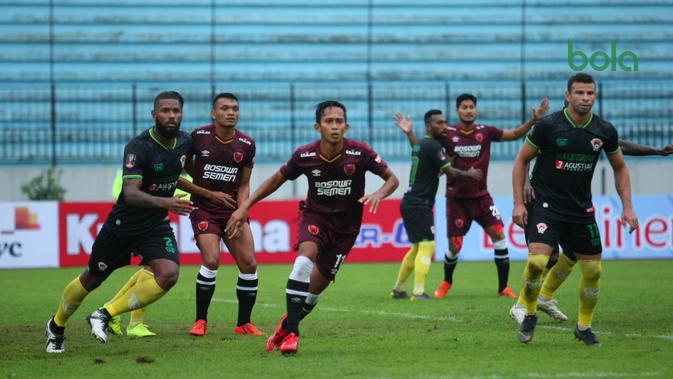 Duel PSM Makassar vs Kalteng Putra berduel pada penyisihan Grup C Piala Presiden 2019, Rabu (6/3/2019) di Stadion Moch. Soebroto, Magelang. (Bola.com/Abdi Satria)