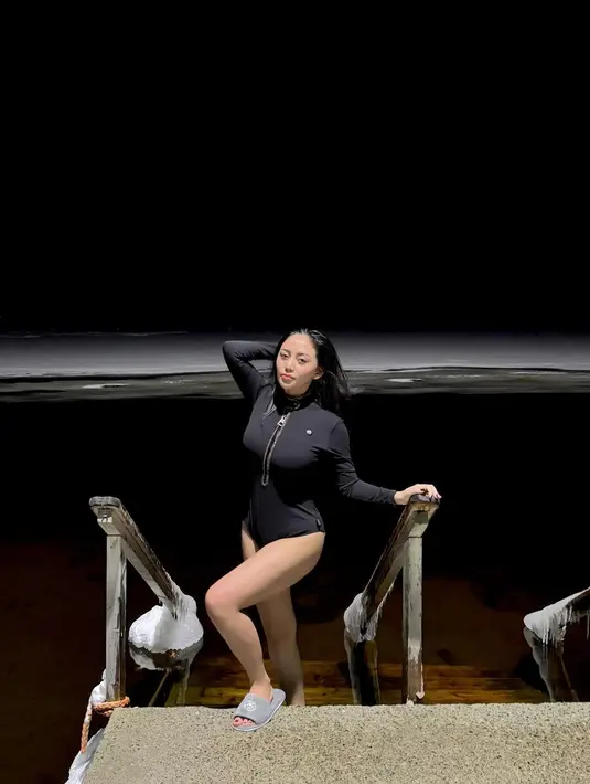 Namun, bagian kaki Rachel Vennya terekspos saat ia mengenakan swimsuit ini. [Foto: Instagram/rachelvennya]