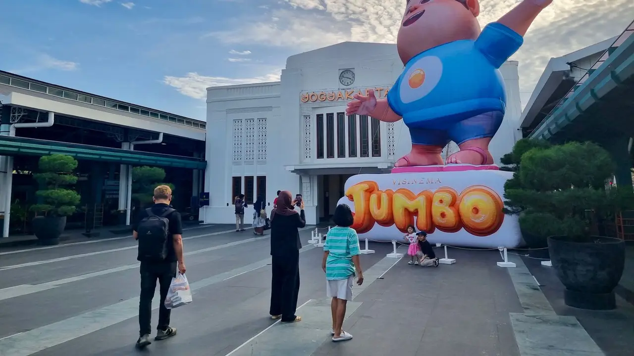 menghadirkan Balon Jumbo Dolan Neng Jogja—instalasi balon udara karakter "Don" setinggi lebih dari 10 meter yang berdiri megah di halaman depan Stasiun Yogyakarta mulai 18 hingga 30 Juni 2025.