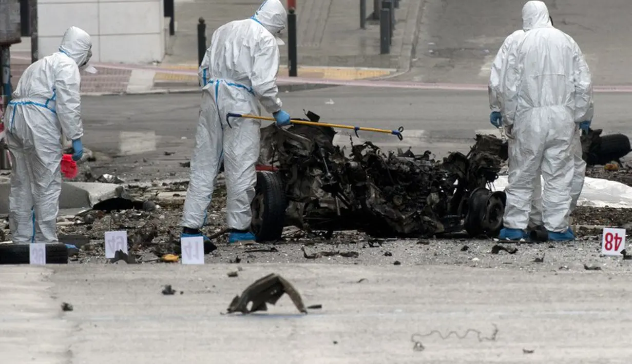 Sebuah bom mobil meledak di luar gedung bank sentral di Yunani, Kamis (10/4/2014) (AFP Photo/Louisa Goulmaki).
