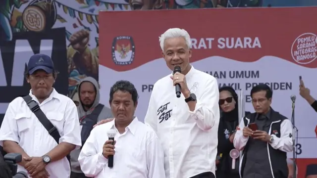 Calon presiden nomor urut tiga Ganjar Pranowo bersama seorang disabilitas bernama Salman di Pangreh Praja Sepinggan, Balikpapan Selatan, Kalimantan Timur, Selasa (6/2/2024). (Liputan6.com/Muhammad Radityo Priyasmoro)