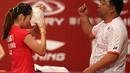 Ratchanok Intanon, mengompres kepalanya dengan es saat jeda melawan Linda Wenifanetri, dalam babak 16 Besar Kejuaraan Dunia Bulutangkis 2015 di Istora Gelora Bung Karno, Jakarta. Kamis (13/8/2015). (Bola.com/Arief Bagus)