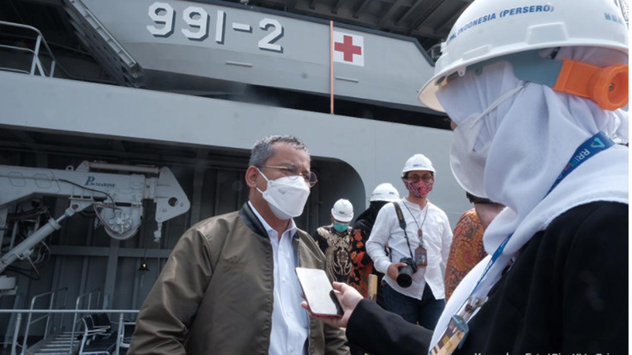 Wakil Menteri Keuangan (Wamenkeu) Suahasil Nazara didampingi Direktur Jenderal Kekayaan Negara Rionald Silaban berkunjung ke PT PAL Indonesia pada Jumat (21/1/2022).