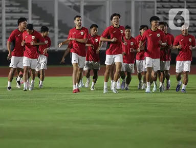 Pemain Timnas Indonesia U-23 mengikuti sesi latihan resmi jelang laga perdana ASEAN U-23 Championship 2025 melawan Brunei Darussalam di Stadion Madya, Kompleks Gelora Bung Karno, Senayan, Jakarta, Senin (14/7/2025). (Liputan6.com/Helmi Fithriansyah)