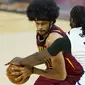 Pebasket Cleveland Cavaliers, Jarrett Allen, berusaha melewati pebasket Minnesota Timberwolves, Naz Reid, pada laga NBA di Rocket Mortgage FieldHouse, Senin (1/2/2021). Cavaliers menang dengan skor 100-98. (AP/Tony Dejak)