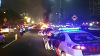 Mobil terbakar di  Tol Kuningan-Cawang Jakarta. (Liputan6.com/Audrey Santoso)