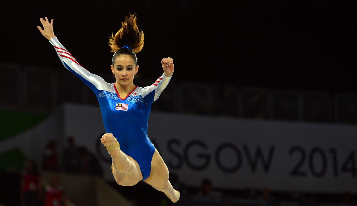 Farah Ann Abdul Hadi saat tampil pada nomor final tim Artistik pada ajang Commonwealth Games 2014 di Glasgow, Scotland, (29/7/2014). (AFP/Carl Court)