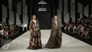 Amanda Subagio dan Inti Subagio berpose diatas panggung mengenakan busana rancangan Era Soekamto  dalam pagelaran The Iconic Women Senayan City Fashion Nation ke-11, Jakarta, Rabu (12/4). (Liputan6.com/Herman Zakharia)